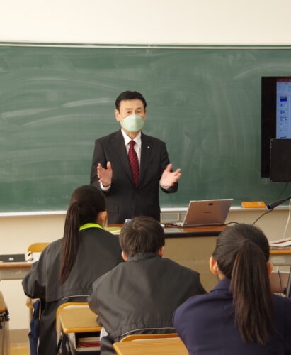 久居運送 菅内氏　母校で職業講話、中学生に物流の重要性を伝える